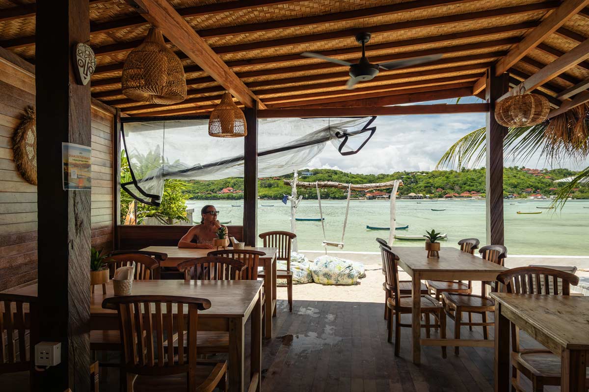 Mr Ceningans Beach Bar, one of our favourite places to eat on Nusa Ceningan